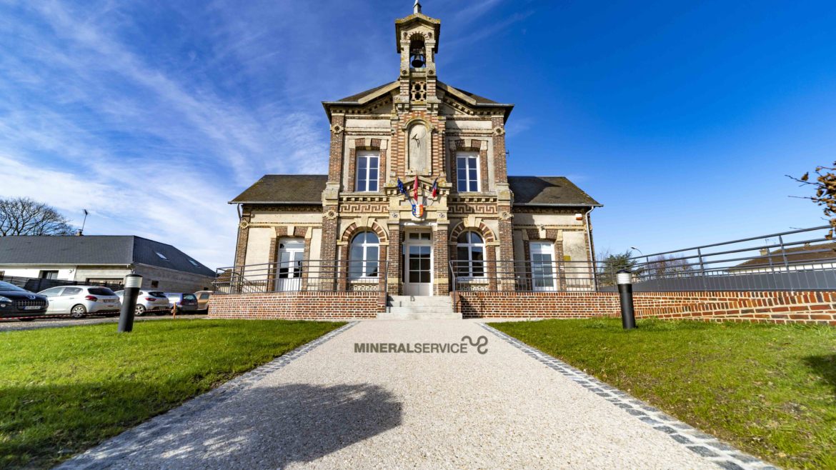 Cuy Saint Fiacre - Place de la Mairie